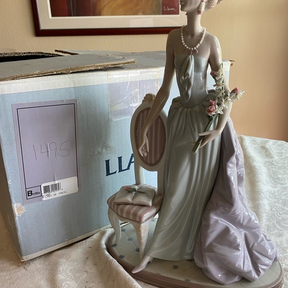 RETIRED 2004 ‘A LADY OF TASTE LLADRO’ PORCELAIN FIGURINE Item# 01001495 - Picture 8 of 14